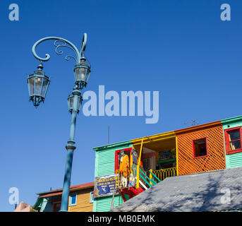 BUENOS AIRES, ARGENTINIEN - 13. SEPTEMBER: Streetlight mit den bunten Häusern in Caminito. Caminito, einem traditionellen Gasse, der großen kulturellen und Touris Stockfoto