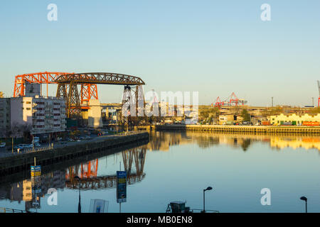 BUENOS AIRES, ARGENTINIEN - 13. SEPTEMBER: Panorama der industrielle Teil von La Boca, mit Kränen auf den Hafen und die Brücke von Avellaneda im Hinterg Stockfoto