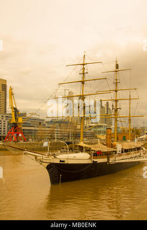 BUENOS AIRES, Argentinien - 1. Oktober: Fregatte am Dock in Puerto Madero angedockt. Schiff bei Nacht in Buenos Aires. Argentinien Stockfoto