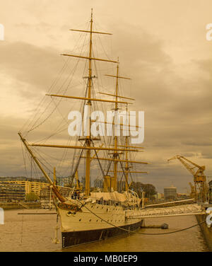 BUENOS AIRES, Argentinien - 1. Oktober: Fregatte Präsident Sarmiento angedockt am Dock in Puerto Madero. Schiff bei Nacht in Buenos Aires. Argentinien Stockfoto