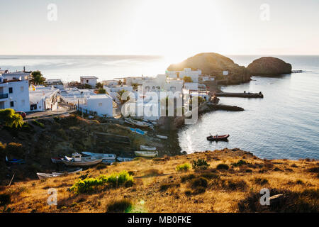 Isleta del Moro, Cabo de Gata-Nijar Naturpark, Provinz Almeria, Andalusien, Spanien: Sonnenaufgang über dem Isleta del Moro Fischerdorf in der Mediter Stockfoto