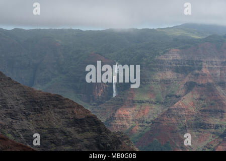 Waipoo fällt und Waimea Canyon auf Kauai, Hawaii, im Winter nach einem großen regensturm Stockfoto
