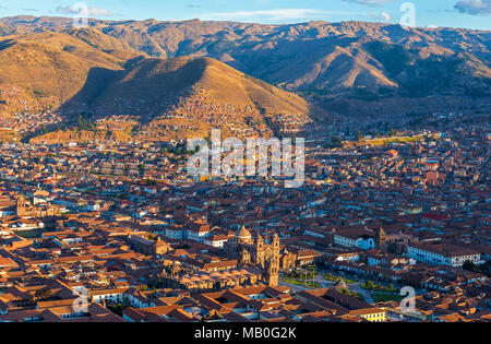 Stadtbild der Stadt Cusco bei Sonnenuntergang mit seinen schönen Plaza de Armas (Hauptplatz) in einem Tal der Anden, Peru, Südamerika Stockfoto