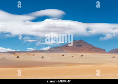 Die Dali-Wüste in der Nähe von Uyuni Salzsee (Salar de Uyuni) mit Felsen und Wolken, die vom Meister selbst, Bolivien gewesen wäre. Stockfoto