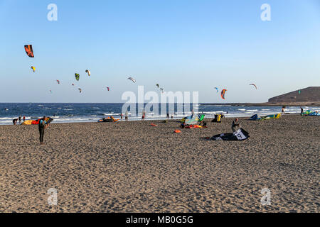 Kitesurfer in der Nähe von El Medano, Teneriffa, Kanarische Inseln, Spanien Stockfoto