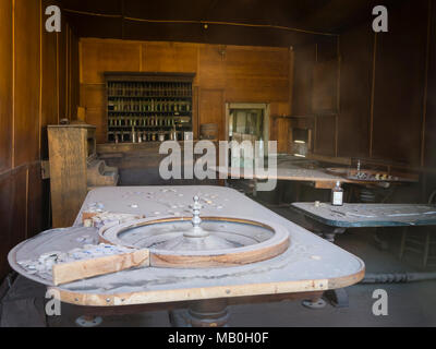 Werfen Sie einen Blick in das verlassene, öde Casino und Limousine Bodie State Historic Park, einem ehemaligen Wilden Westen Goldrausch Boomtown, heute eine Geisterstadt. Stockfoto