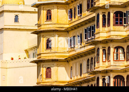 Fenster des City Palace, Udaipur, Rajasthan, Indien. Dieser Palast in Udaipur, die bestimmt war, einer der größten Paläste der Welt zu sein. Stockfoto