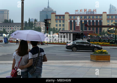 Urban hohen Betrachtungswinkel von Tianfu Square in Chengdu, Sichuan. Der grösste Platz im Südwesten von China, Asien. Landschaft in der chinesischen Stadt mit modernem buildin Stockfoto