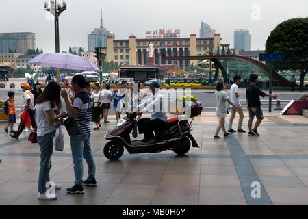 Urban hohen Betrachtungswinkel von Tianfu Square in Chengdu, Sichuan. Der grösste Platz im Südwesten von China, Asien. Landschaft in der chinesischen Stadt mit modernem buildin Stockfoto