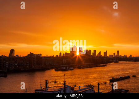 England, London, Sonnenaufgang über Canary Wharf und die Docklands Stockfoto