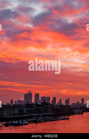 England, London, Sonnenaufgang über Canary Wharf und die Docklands Stockfoto