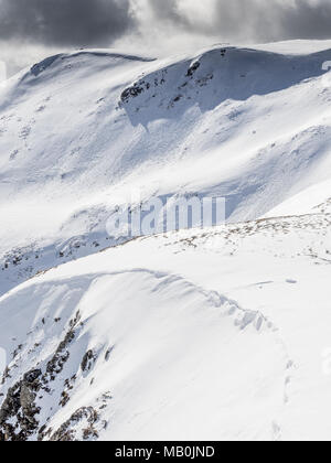 Frische lawine Ablagerungen auf Carn nan Sac (920 m) auf den Hügeln oberhalb von Glenshee Skigebiet in die Cairngorm National Park, Schottland Stockfoto