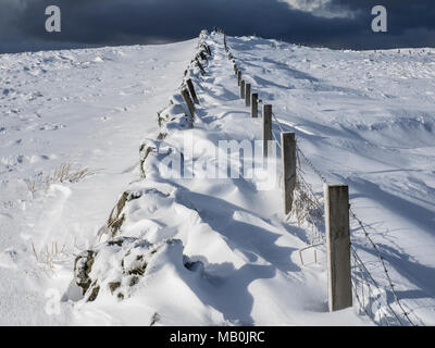 Schneeverwehungen auf den Hügeln über Glasgow an einem stürmischen Tag Stockfoto