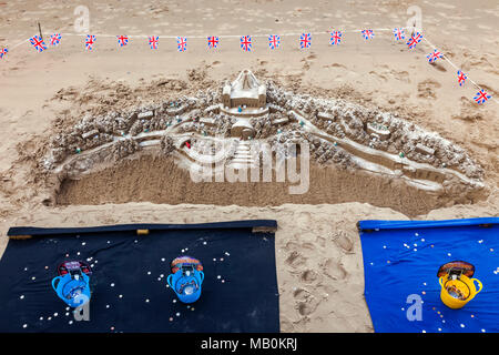 England, London, Southwark, Bankside, Sand Skulptur am Ufer der Themse bei Ebbe Stockfoto