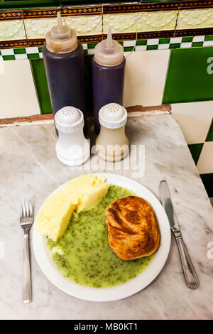 England, London, Southwark, Manze Pie und Mash-Shop, Teller mit Torte und Brei und Schnaps Stockfoto