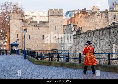 England, London, Tower of London, Tower Wände und Beefeater Stockfoto