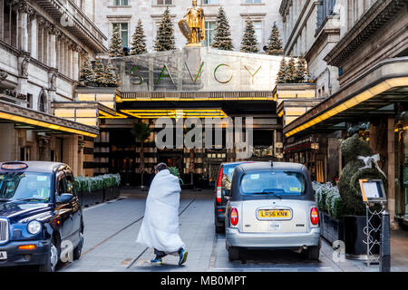 England, London, Soho, Obdachloser vor Savoy Hotel Stockfoto