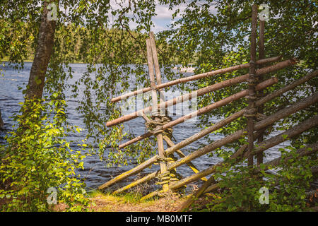 Traditionell gewebte Wattle fechten an einem See in der Landschaft. Stockfoto