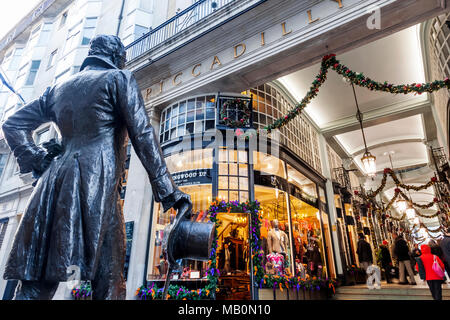 England, London, Piccadilly, Piccadilly Arcade und Statue von Beau Brummell Stockfoto