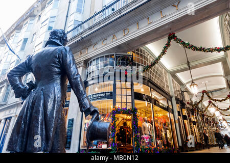England, London, Piccadilly, Piccadilly Arcade und Statue von Beau Brummell Stockfoto