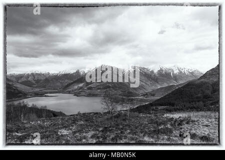 Fünf Schwestern von kintail und Loch Duich von bealach Ratagain Viewpoint, Glen Shiel, Isle of Skye, Schottland, UK im März - lange Belichtung - B&W Stockfoto