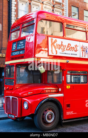 England, London, Routemaster traditionellen roten Londoner Doppeldeckerbus Stockfoto