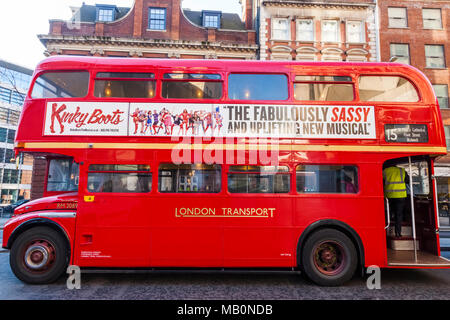 England, London, Routemaster traditionellen roten Londoner Doppeldeckerbus Stockfoto