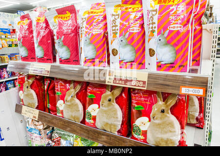 Japan, Yamanashi, Präfektur, hoshu Kobuchizawa, Supermarkt Pet-Abschnitt, Anzeige von Kaninchen Essen Stockfoto