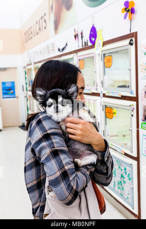 Japan, Yamanashi, Präfektur, hoshu Kobuchizawa, Supermarkt Hund Abschnitt, Kunden mit Hund Stockfoto