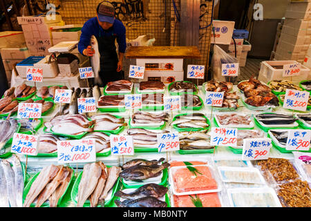 Japan, Hoshu, Tokio, Ueno, Ameyoko Shopping Street, Meeresfrüchte Store Stockfoto