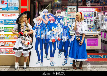 Japan, Hoshu, Tokio, Akihabara, Gaming Center Eingang, Mädchen Förderung neuer Spiele Stockfoto