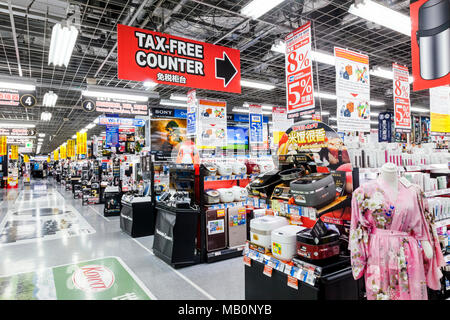 Japan, Hoshu, Tokio, Akihabara, Yodobashi-Akiba Store, Produkt Display mit Tax Free Counter Anmelden Stockfoto