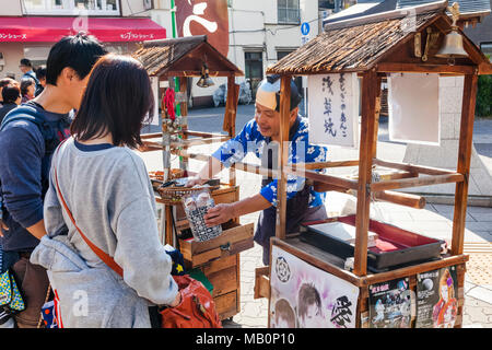 Japan, Hoshu, Tokyo, Asakusa, Street Scene mit traditionellen Cookie Anbieter Stockfoto