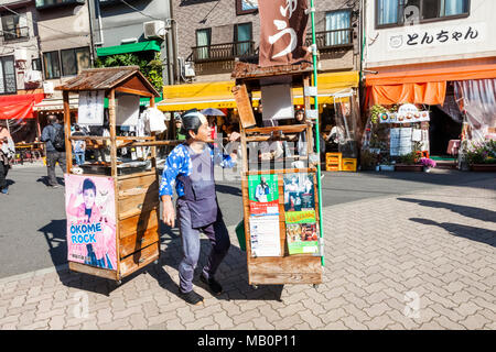 Japan, Hoshu, Tokyo, Asakusa, Street Scene mit traditionellen Cookie Anbieter Stockfoto