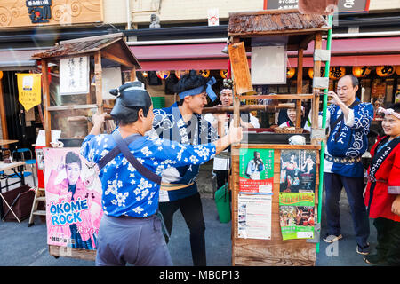 Japan, Hoshu, Tokyo, Asakusa, Street Scene mit traditionellen Cookie Anbieter Stockfoto