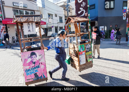 Japan, Hoshu, Tokyo, Asakusa, Street Scene mit traditionellen Cookie Anbieter Stockfoto