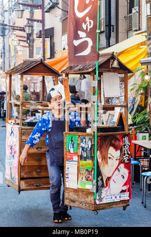 Japan, Hoshu, Tokyo, Asakusa, Street Scene mit traditionellen Cookie Anbieter Stockfoto