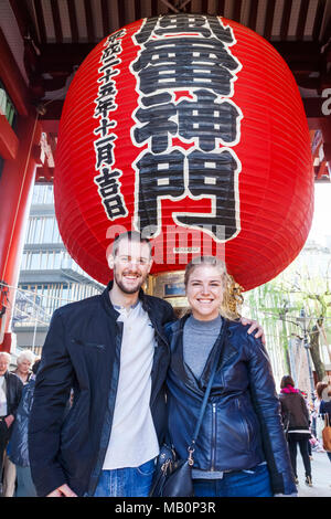 Japan, Hoshu, Tokyo, Asakusa, Asakusa Kannon Tempel aka Sensoji, touristische Paar an Kaminarimon Präfektur Gate Stockfoto