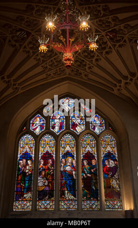 Badewanne, Großbritannien - 11.Juni 2013: Kirchenfenster der Abteikirche St. Peter und Paul, die gemeinhin als Bath Abbey, eine anglikanische Gemeinde chur bekannt Stockfoto