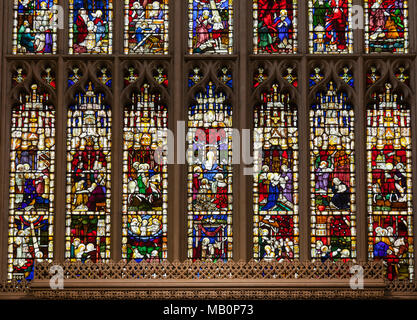 Badewanne, Großbritannien - 11.Juni 2013: Kirchenfenster der Abteikirche St. Peter und Paul, die gemeinhin als Bath Abbey, eine anglikanische Gemeinde chur bekannt Stockfoto