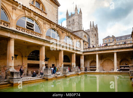 Badewanne, Großbritannien - 11.Juni 2013: Besucher der Römischen Bäder, große Badewanne Stockfoto