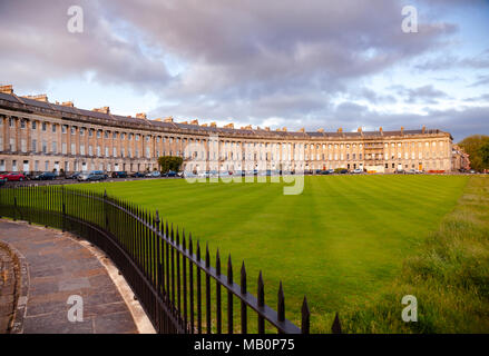 Badewanne, Großbritannien - 11.Juni 2013: Blick auf den Royal Crescent, einer Reihe von 30 Reihenhäusern in einer geschwungenen Crescent, eines der bedeutendsten Beispiele für Geo Stockfoto