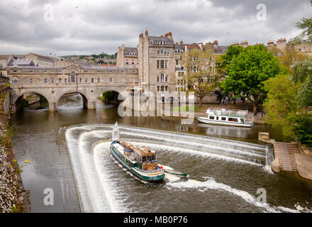 Badewanne, Großbritannien - 11.Juni 2013: Stadt Szene mit Wehr auf den Fluss Avon in der Nähe von Palladio Pulteney Bridge Stockfoto