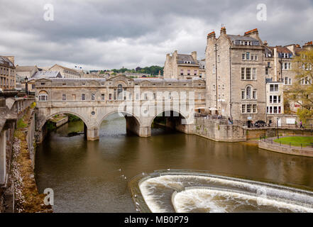 Badewanne, Großbritannien - 11.Juni 2013: Ansicht des Palladianischen Pulteney Bridge und die Wehr auf den Fluss Avon Stockfoto