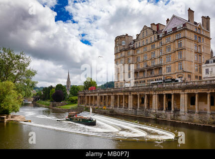 Badewanne, Großbritannien - 11.Juni 2013: Blick auf das Empire Hotel in der Nähe von Pulteney Bridge und die pulteney Wehr auf den Fluss Avon mit der Parade Gardens Park in backgro Stockfoto