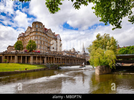 Badewanne, Großbritannien - 11.Juni 2013: Blick auf das Empire Hotel in der Nähe von Pulteney Bridge mit der Kolonnade unter Newmarket Zeile und der pulteney Wehr auf den Fluss Avon Stockfoto