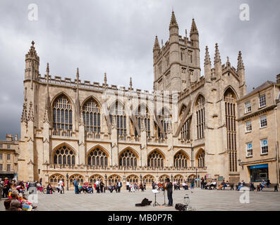 Badewanne, Großbritannien - 11.Juni 2013: Straßenmusiker buskin an der Abteikirche St. Peter und Paul, die gemeinhin als Bath Abbey, eine anglikanische Gemeinde ch bekannt Stockfoto