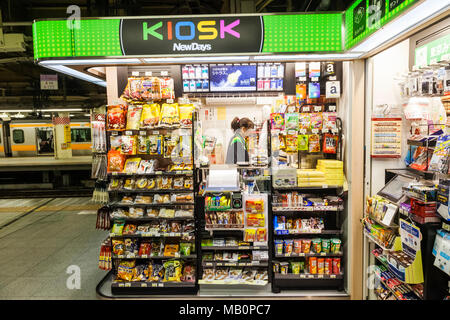 Japan, Honshu, Tokio, Shinjuku Train Station Plattform Kiosk Stockfoto