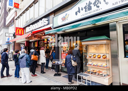 Japan, Honshu, Tokio, McDonald's und traditionelle japanische Restaurant Stockfoto