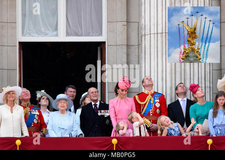 Britische Königsfamilie auf dem Balkon der Buckingham Palace, die an der roten Pfeile fliegen über als Teil der Geburtstag der Königin Flypast mit Einsatz Stockfoto